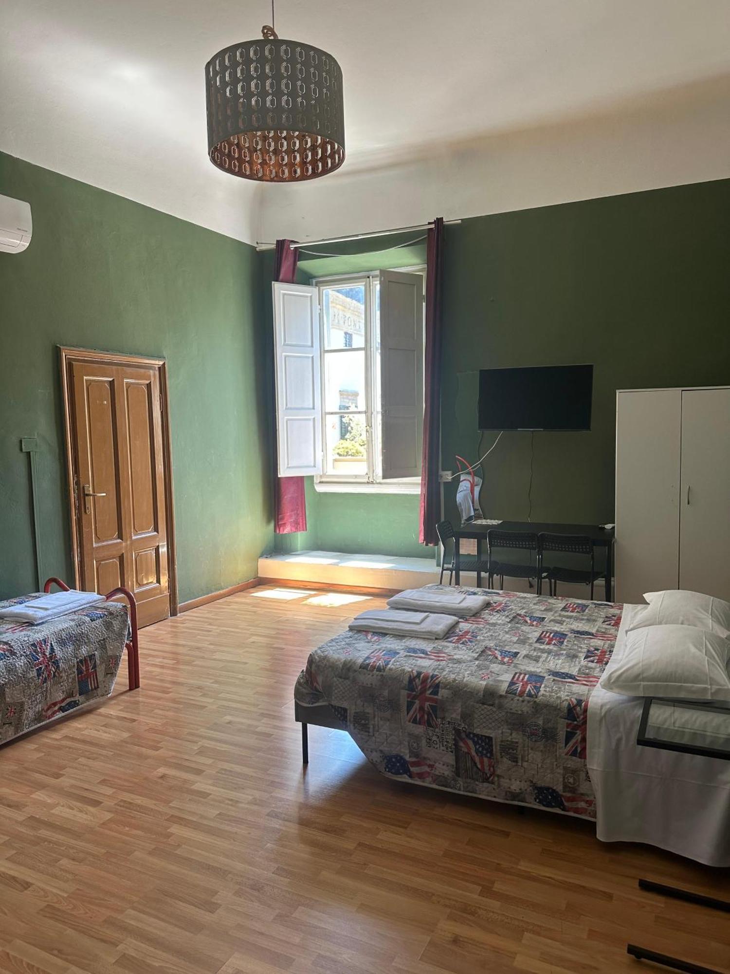 Pensión Rooms77 Centro Storico 3*